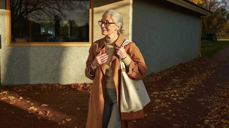 Seniorin verlässt mit Stoffbeutel ein Stadtteilzentrum im Nachmittagslicht, Illustration